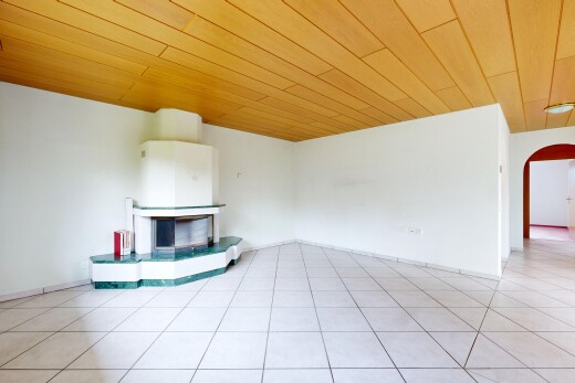 leerer raum mit gewölbte gehwege, kamin, inside property, wood ceiling, und holzdecke