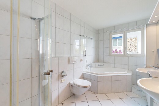 bad mit komplettes badezimmer, tile wall, fliesenwand, tile floor, und fliesenboden