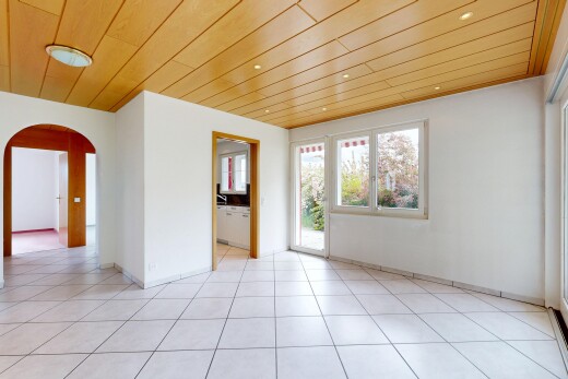 leerer raum mit gewölbte gehwege, holzdecke, wood ceiling, light floor, und natürliches licht