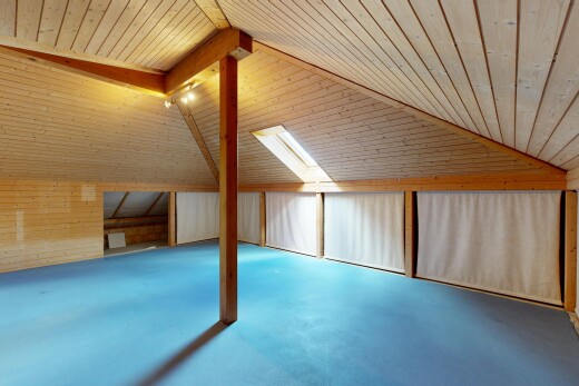 leerer raum mit zusätzliches zimmer, inside property, betonboden, concrete floor, und niedrige decke