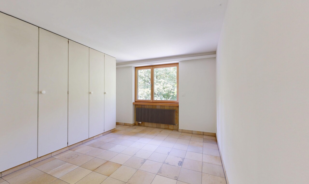 empty room featuring radiator heating unit