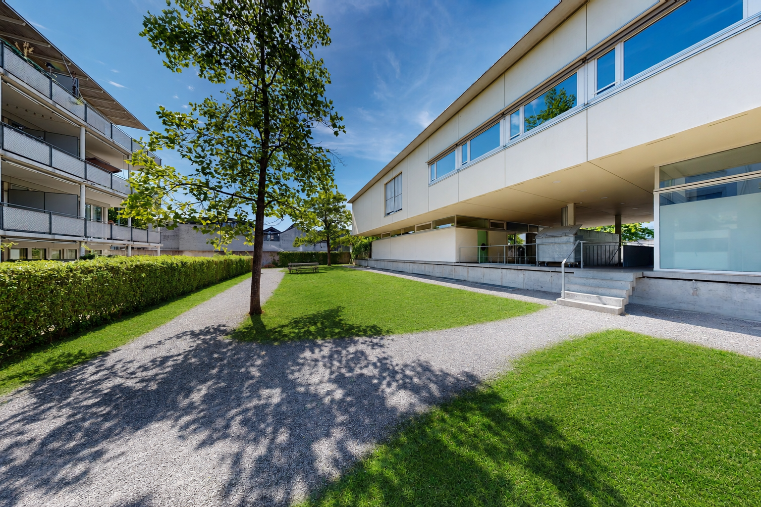 terrasse avec day time, pelouse, from community, et apartment complex view