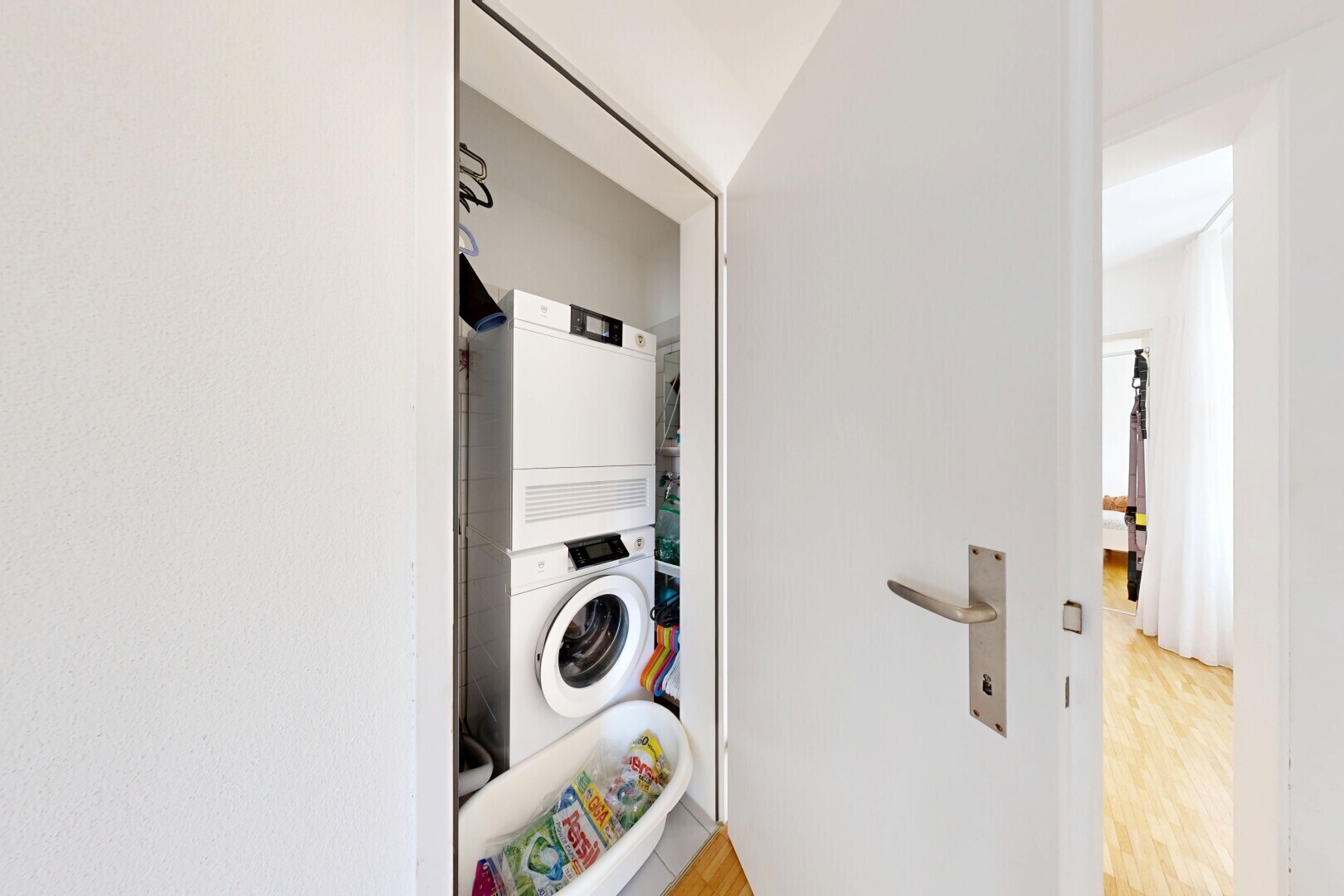 buanderie avec lave-linge et sèche-linge superposés, buanderie, inside property, drywall, et cloison sèche