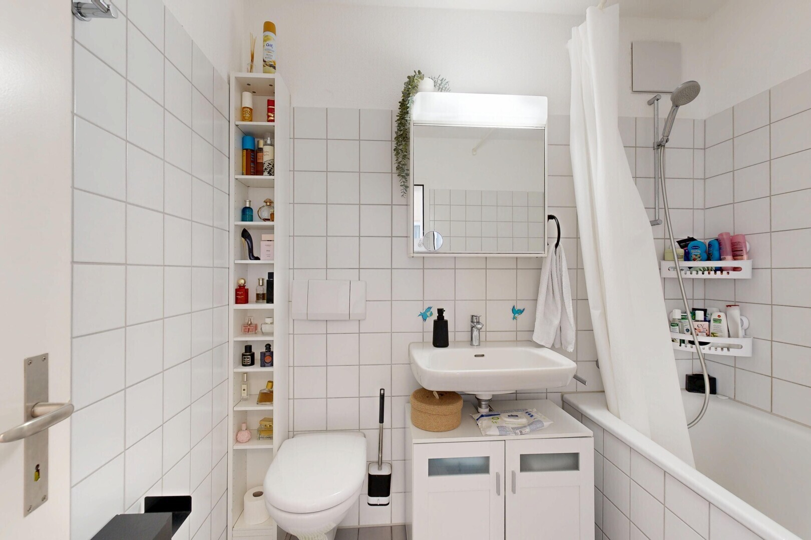 salle de bains avec salle de bain complète, tile wall, mur en carrelage, douche-bain combinés, et toilette