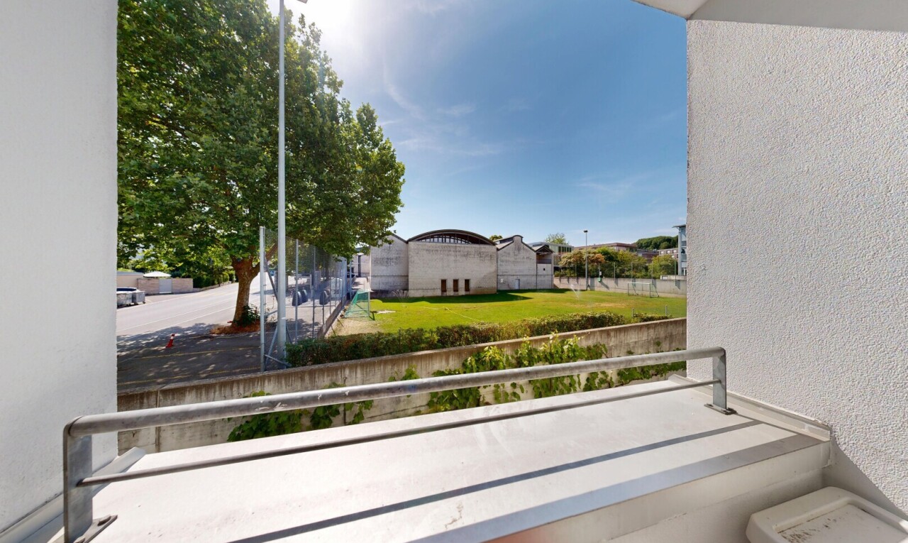balcon avec balcon, from property, day time, et view focus
