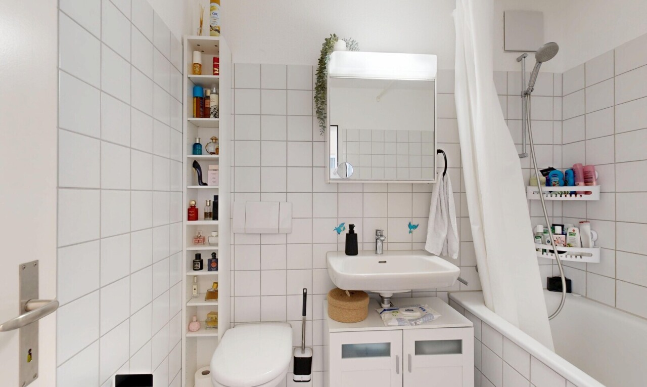 salle de bains avec salle de bain complète, tile wall, mur en carrelage, douche-bain combinés, et toilette