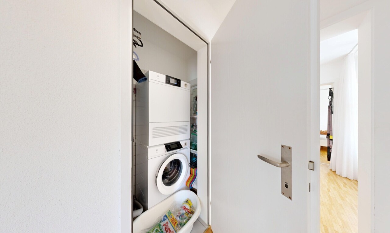 buanderie avec lave-linge et sèche-linge superposés, buanderie, inside property, drywall, et cloison sèche