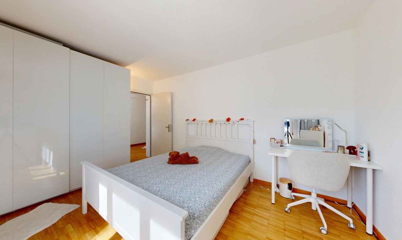 chambre avec drywall, cloison sèche, wood finish floor, sol en finition bois, et inside property