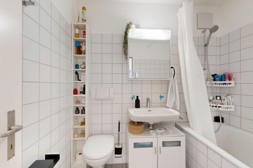 salle de bains avec salle de bain complète, tile wall, mur en carrelage, douche-bain combinés, et toilette