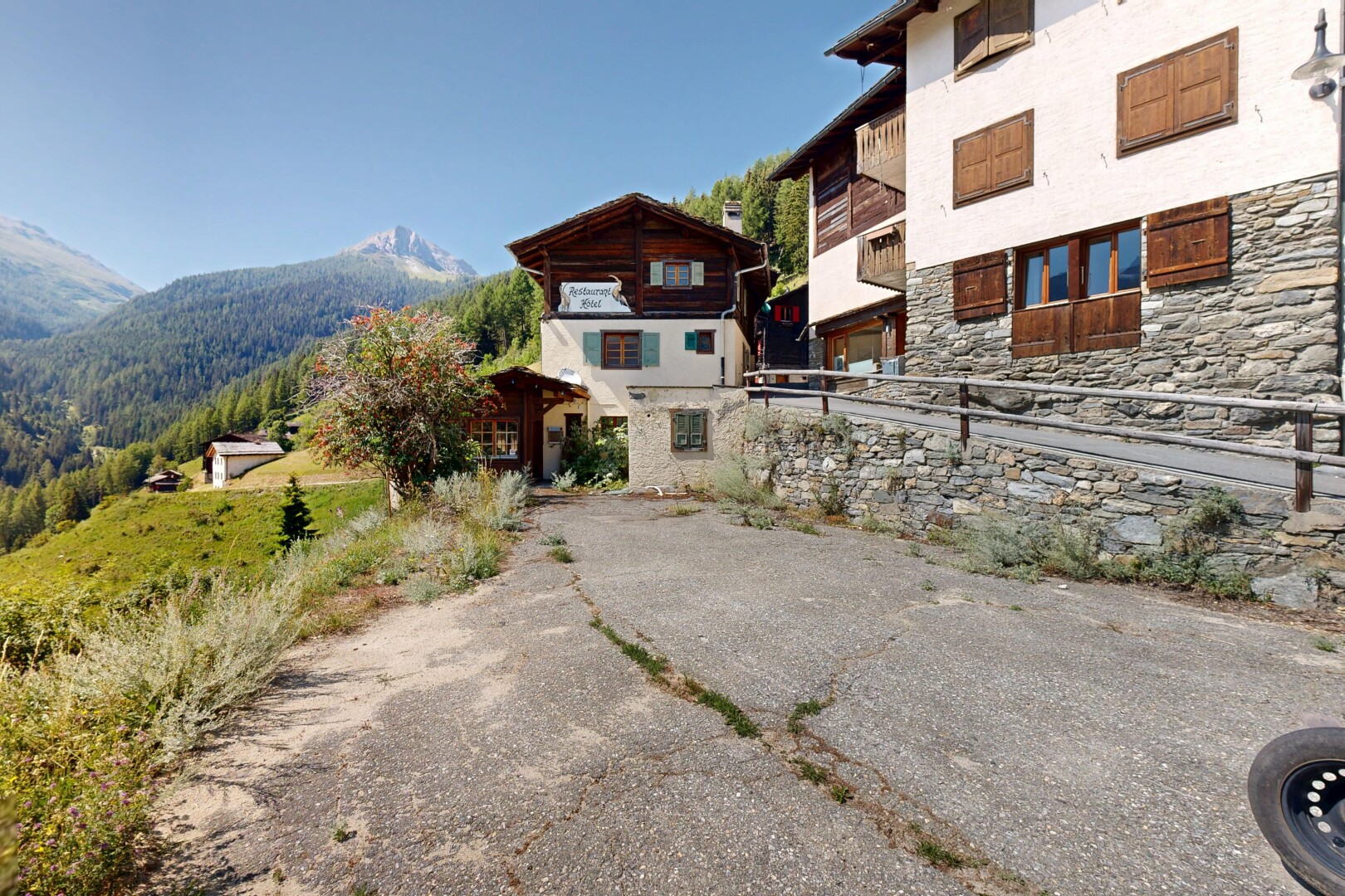 façade avec day time, mountain view, vue sur la montagne, et bardage en pierre