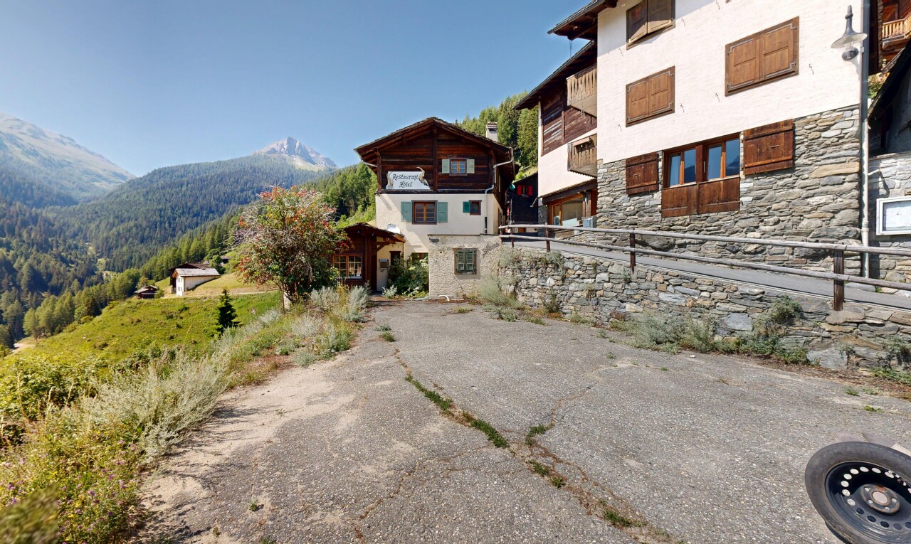 façade avec day time, mountain view, vue sur la montagne, et bardage en pierre