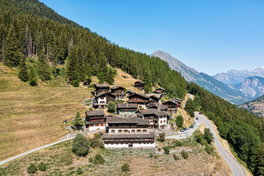vue sur la montagne avec vue sur la montagne, mountain view, vue sur la forêt, forest view, et day time