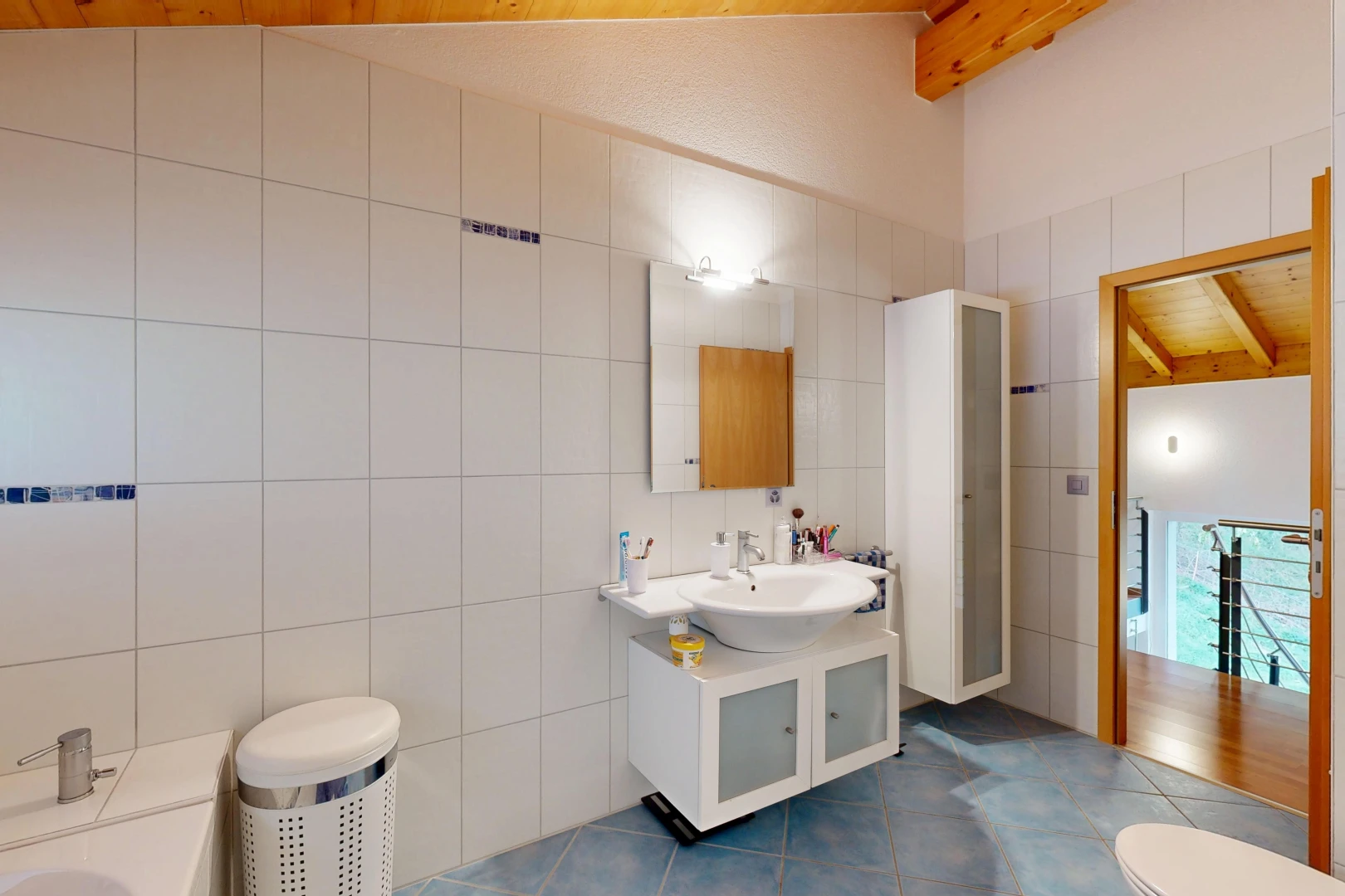 salle de bains avec lavabo (ou coiffeuse selon le contexte), mur en carrelage, tile wall, miroir, et salle de bain complète