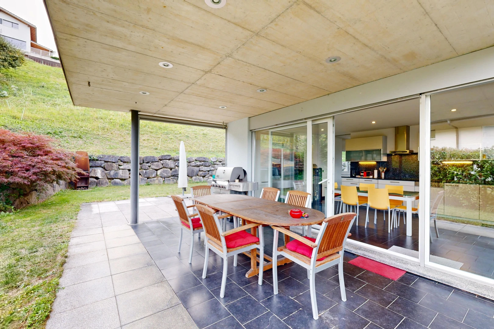 terrasse avec terrasse et coin repas extérieur
