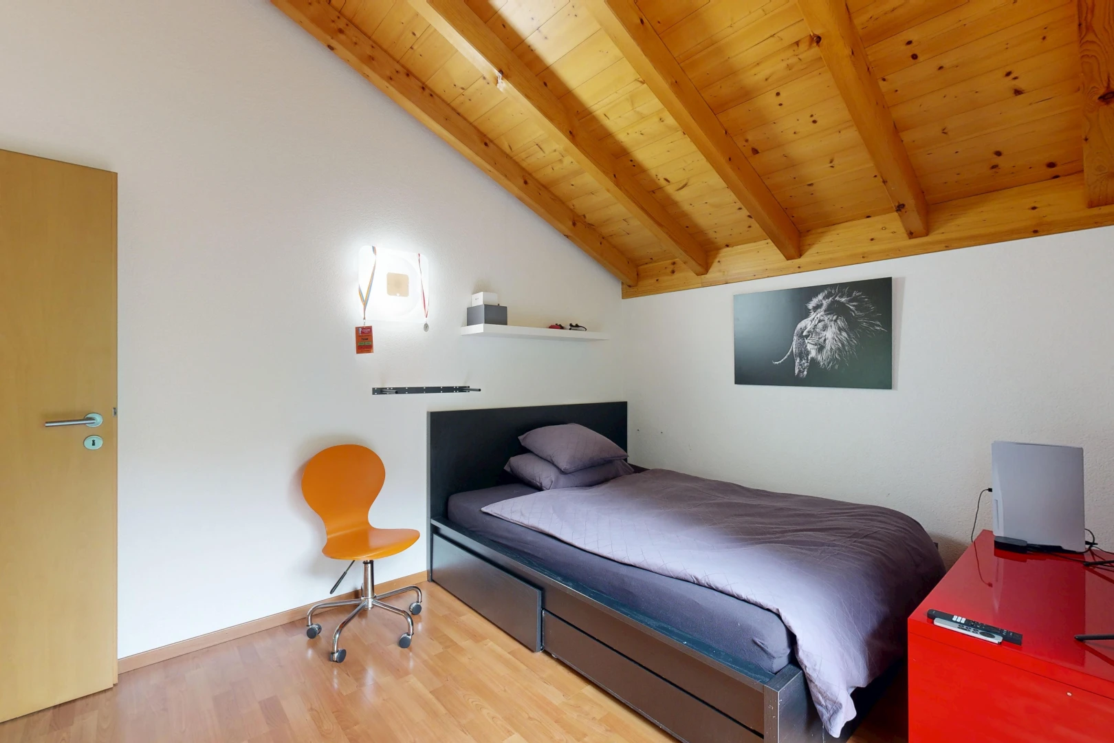 chambre avec plafond voûté, vaulted ceiling, cloison sèche, drywall, et plafond en bois
