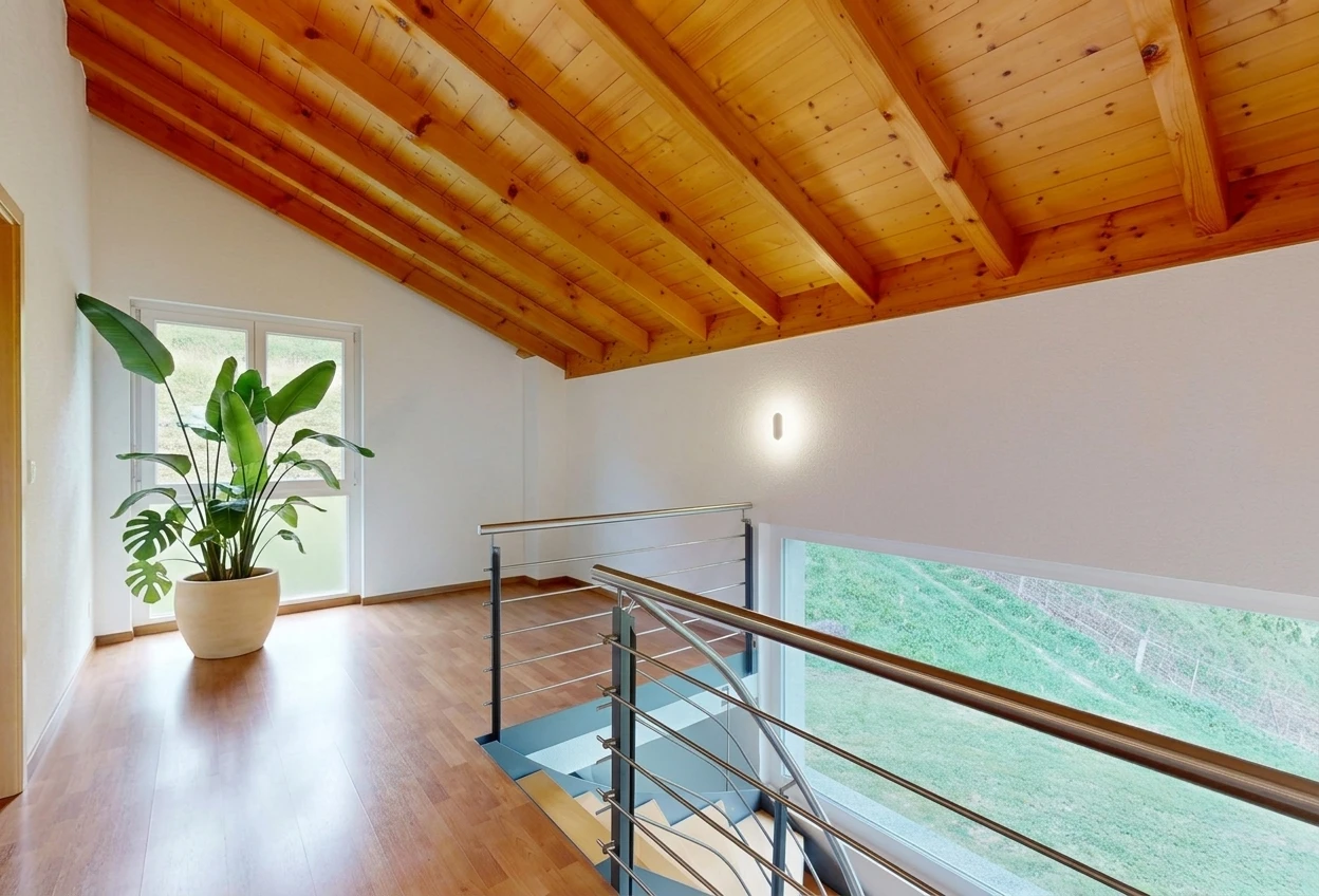gym avec plafond voûté, vaulted ceiling, plafond en bois, wood ceiling, et plafond à poutres