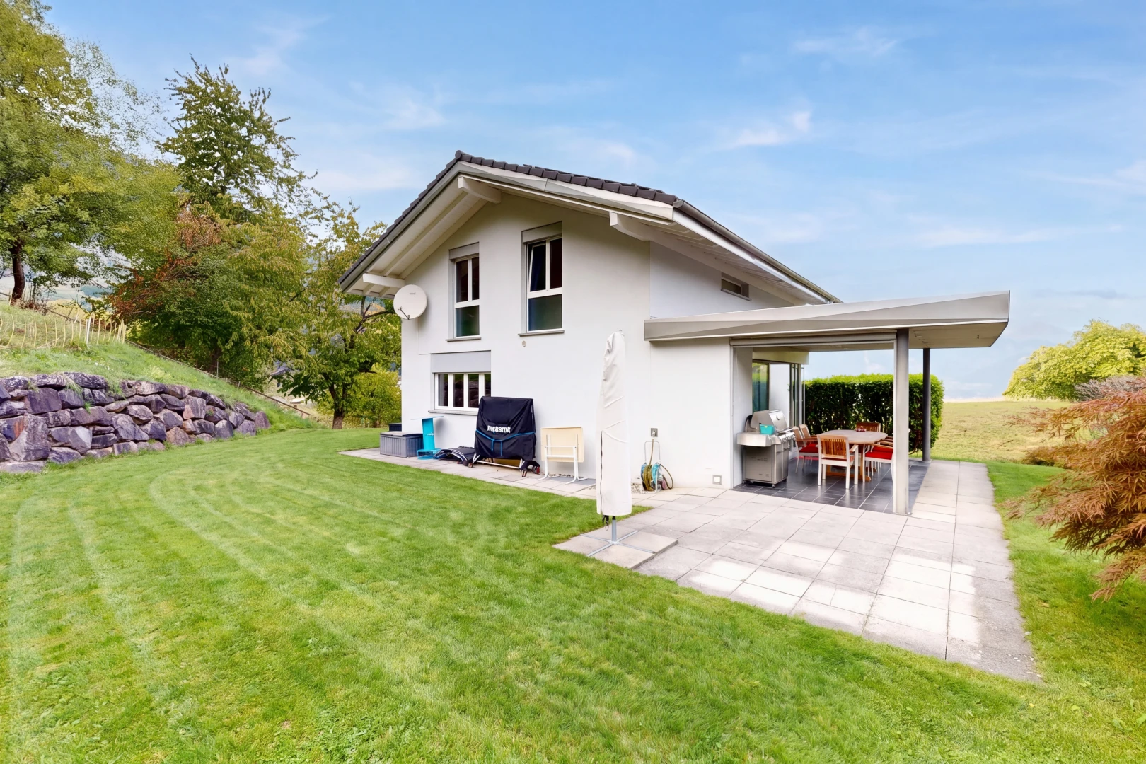 façade avec pelouse, from property, property visible, bardage en stuc, et terrasse