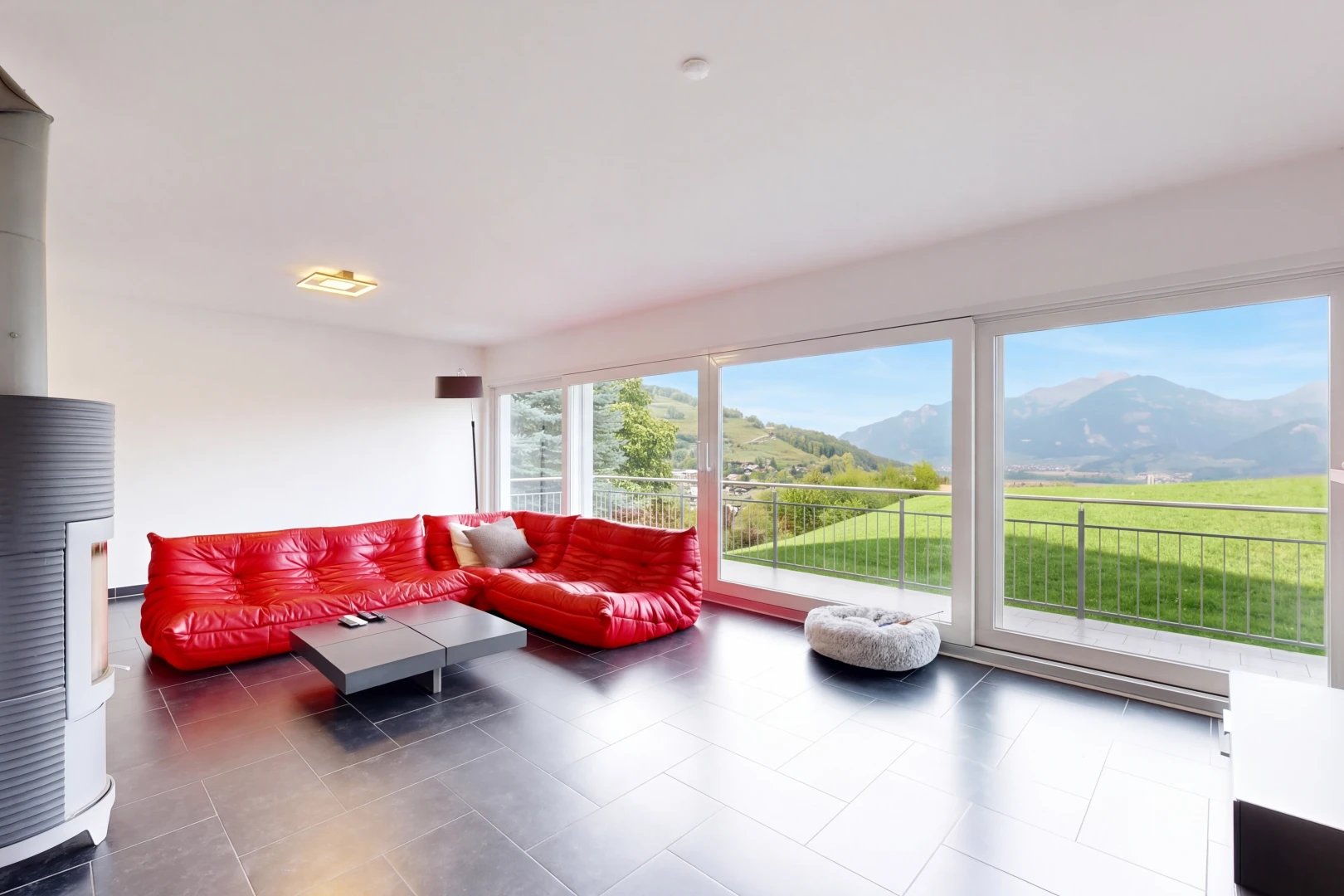 salon avec vue sur la montagne, mountain view, cloison sèche, drywall, et inside property