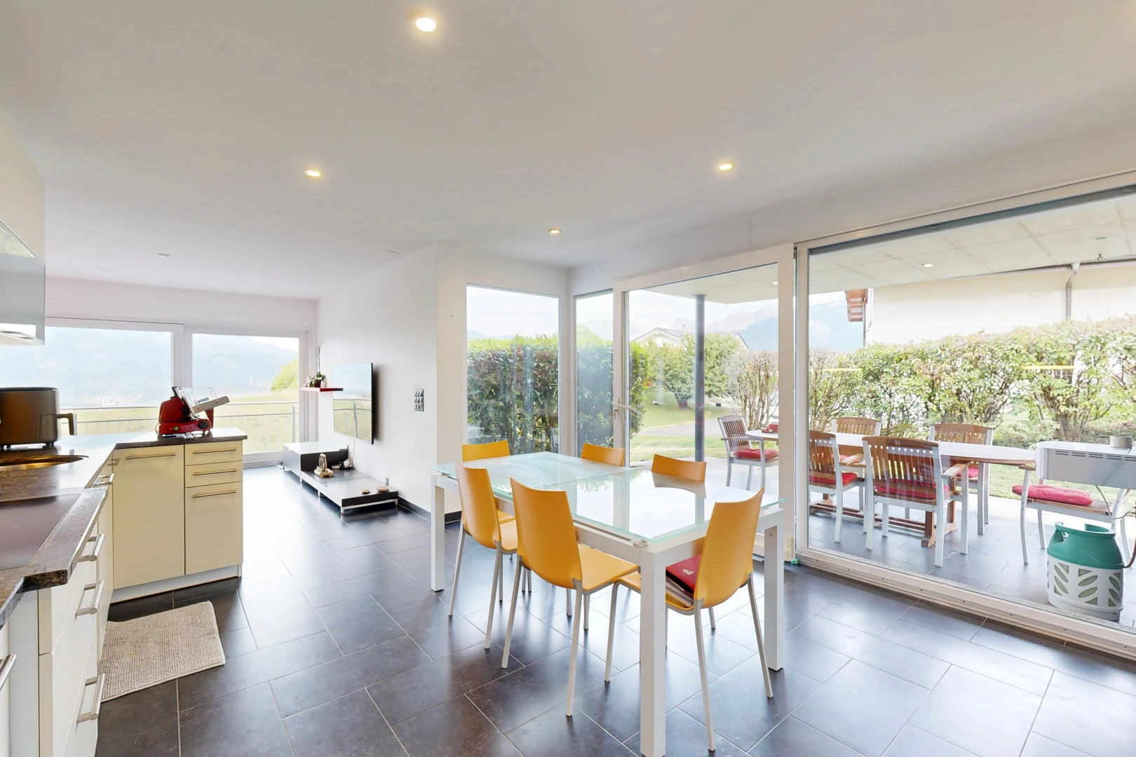 salle à manger avec dark floor, éclairage encastré, accès à l'extérieur, cloison sèche, et drywall