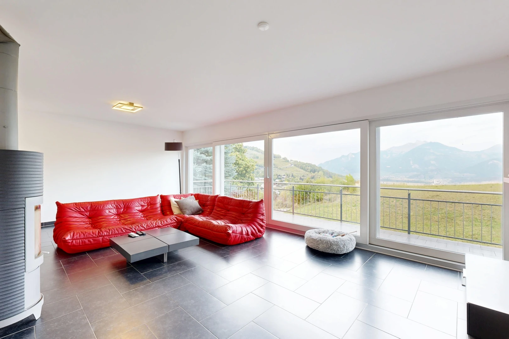 salon avec vue sur la montagne, mountain view, cloison sèche, drywall, et inside property