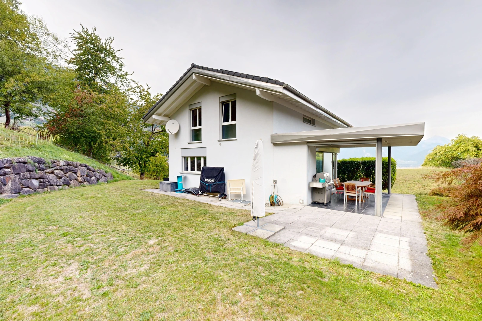 façade avec pelouse, from property, property visible, bardage en stuc, et terrasse