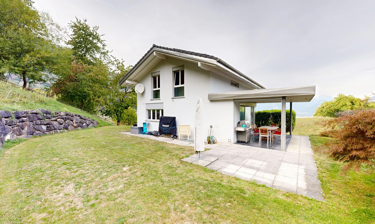 façade avec pelouse, from property, property visible, bardage en stuc, et terrasse
