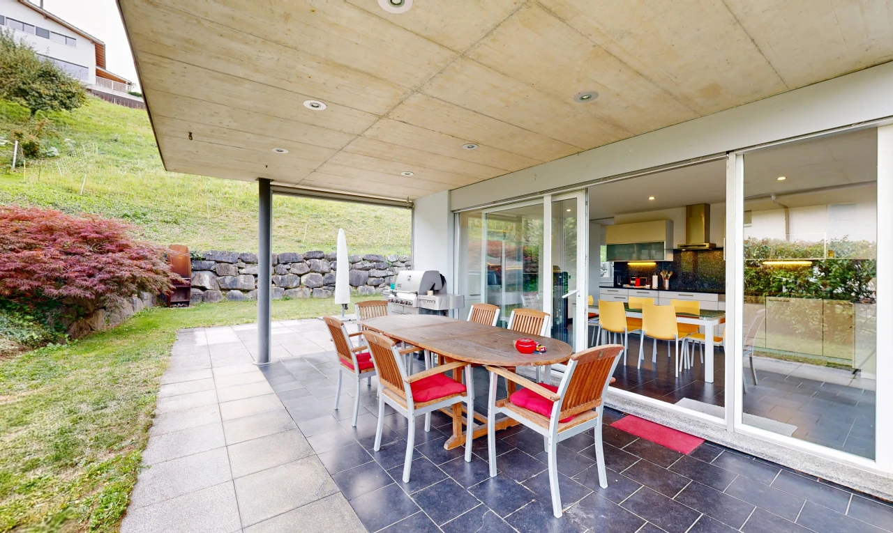 terrasse avec terrasse et coin repas extérieur