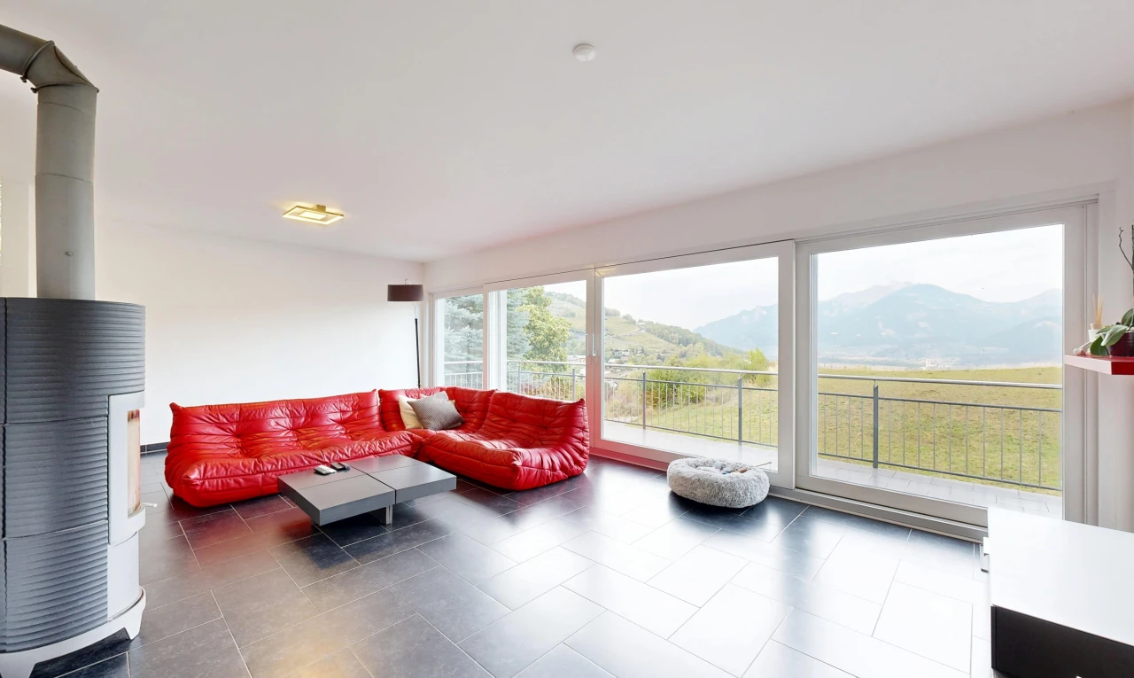 salon avec vue sur la montagne, mountain view, cloison sèche, drywall, et inside property