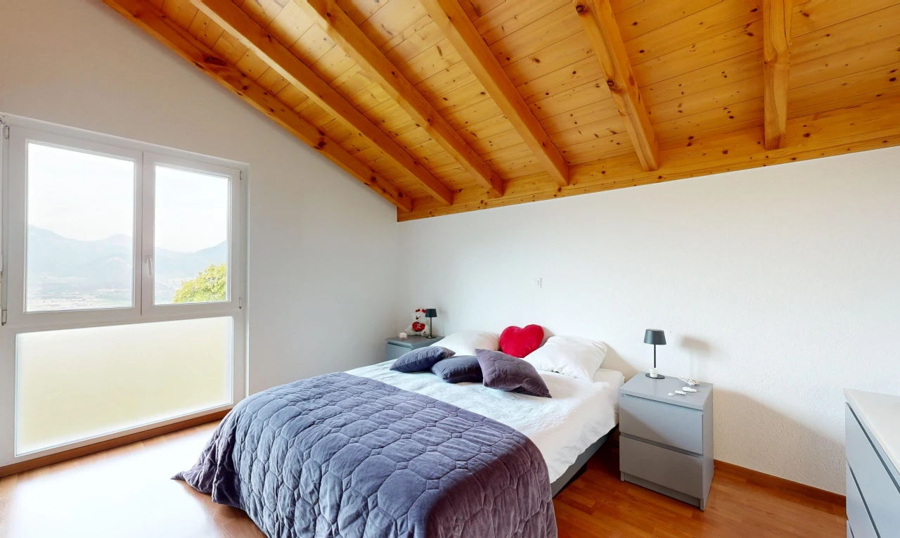 chambre avec plafond voûté, vaulted ceiling, plafond en bois, wood ceiling, et plafond à poutres