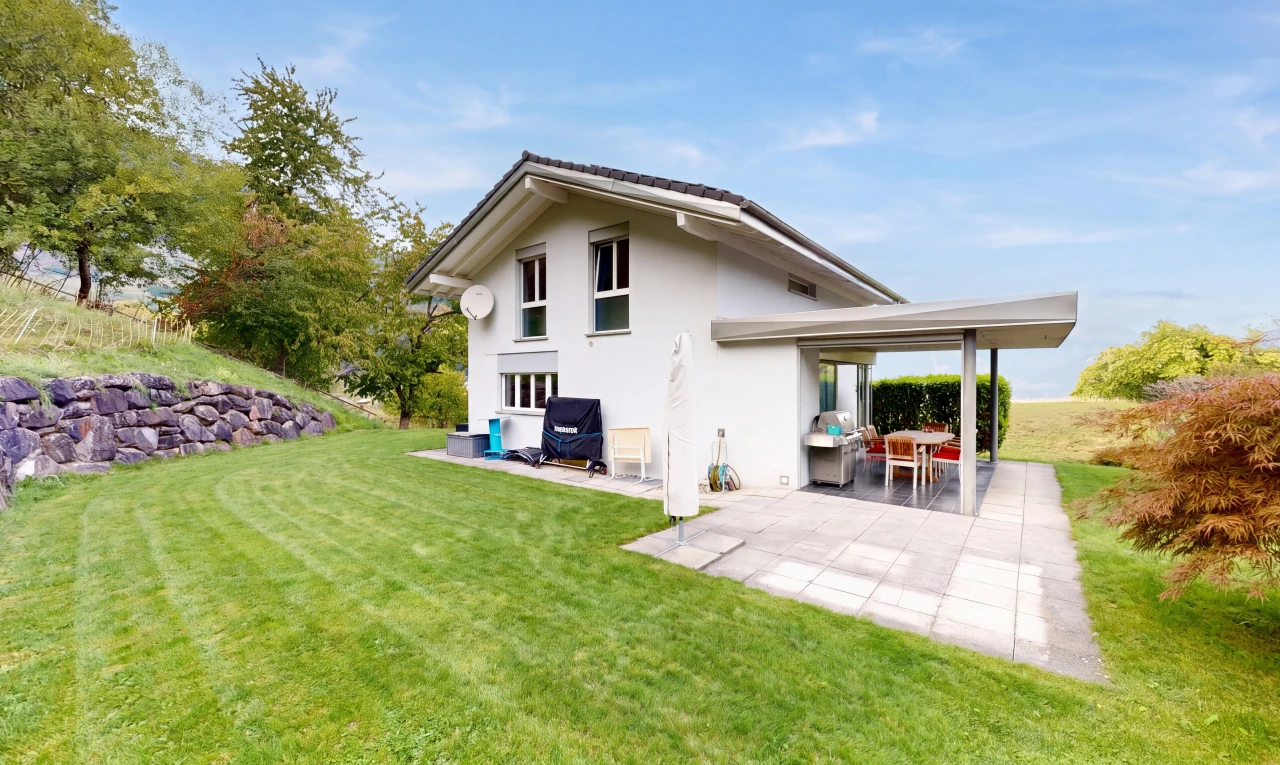 façade avec pelouse, from property, property visible, bardage en stuc, et terrasse