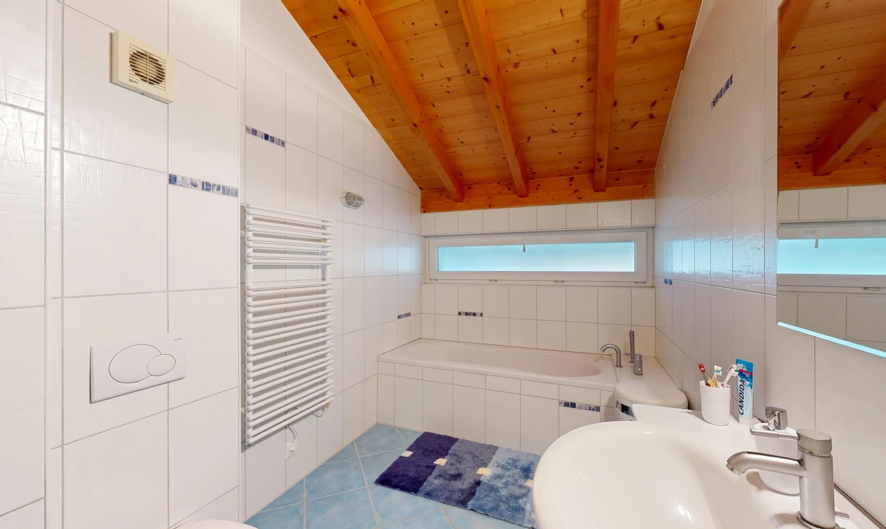 salle de bains avec chauffe-serviettes, radiateur, miroir, salle de bain complète, et évier