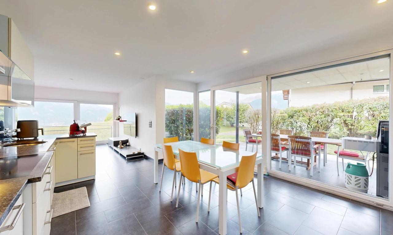 salle à manger avec dark floor, éclairage encastré, accès à l'extérieur, cloison sèche, et drywall