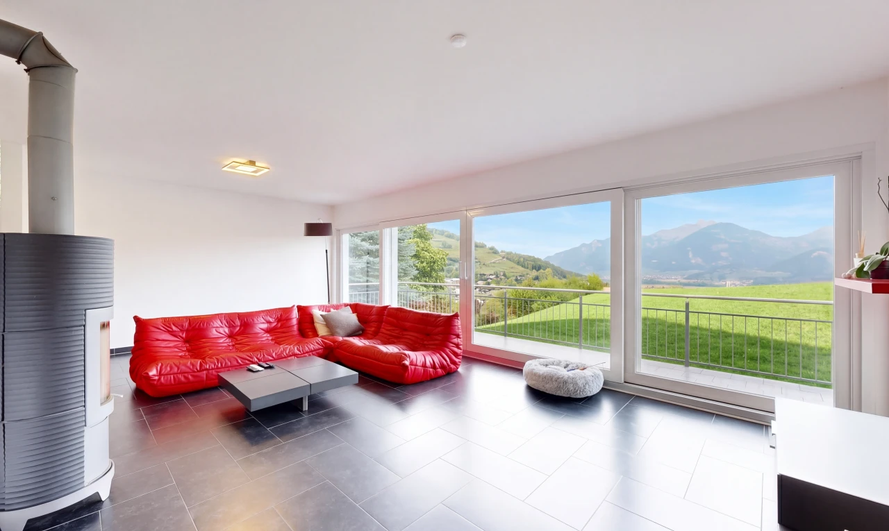 salon avec vue sur la montagne, mountain view, cloison sèche, drywall, et inside property