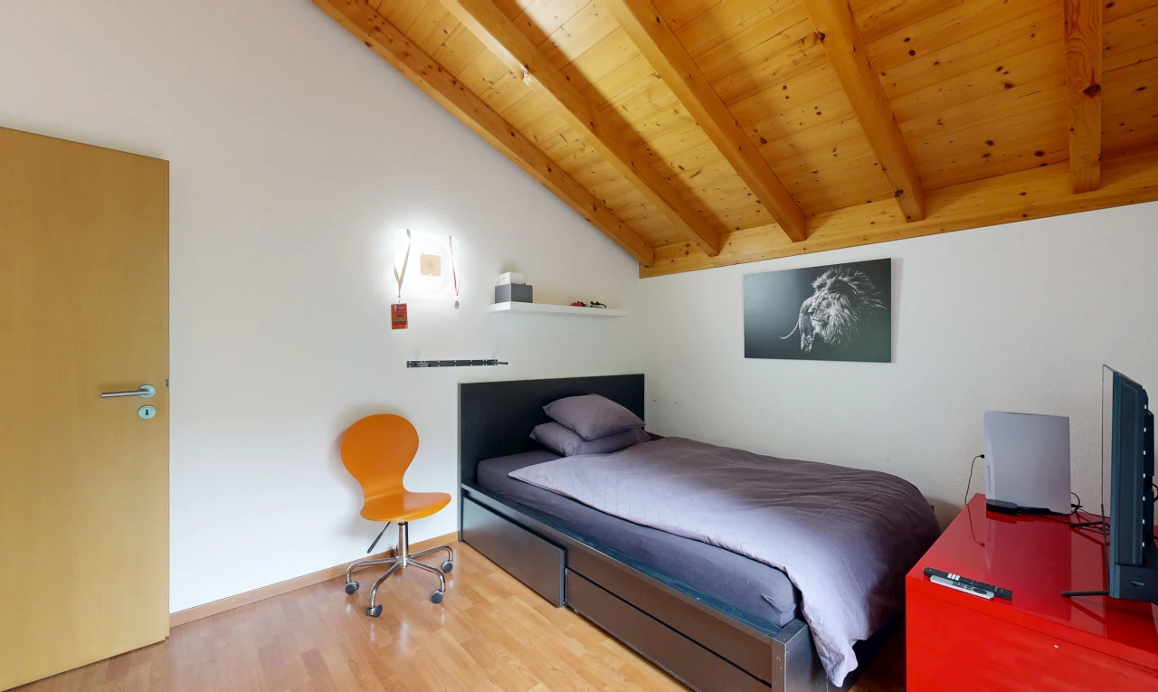 chambre avec plafond voûté, vaulted ceiling, cloison sèche, drywall, et plafond en bois