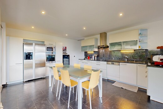 küche mit dark floor, kühlschrank, schränke mit glastüren, glass insert cabinets, und arbeitsplatten