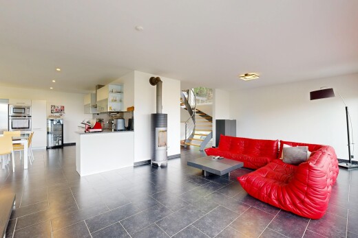 wohnzimmer mit treppen, einbauleuchten, gipskartonwand, drywall, und inside property