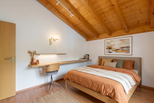 chambre avec plafond voûté, vaulted ceiling, cloison sèche, drywall, et plafond en bois