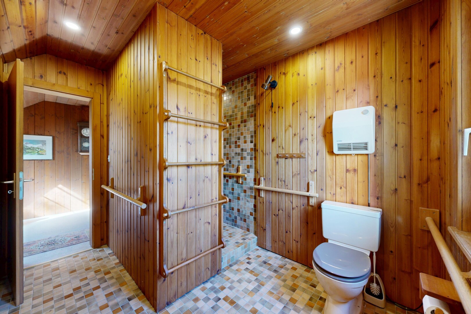 salle de bains avec mur en bois, wood wall, plafond en bois, wood ceiling, et toilette