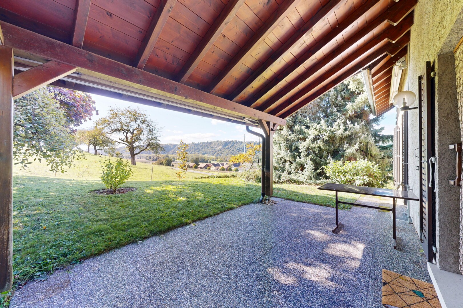 terrasse avec terrasse, pelouse, day time, et from property