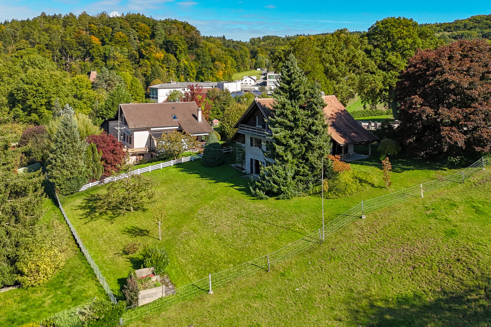 jardin avec day time, property visible, clôture, pelouse, et rural view