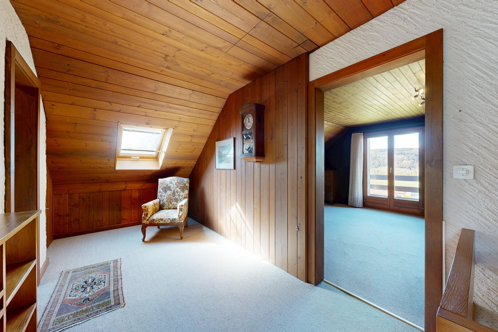 couloir avec mur en bois, wood wall, moquette, carpet, et plafond en bois