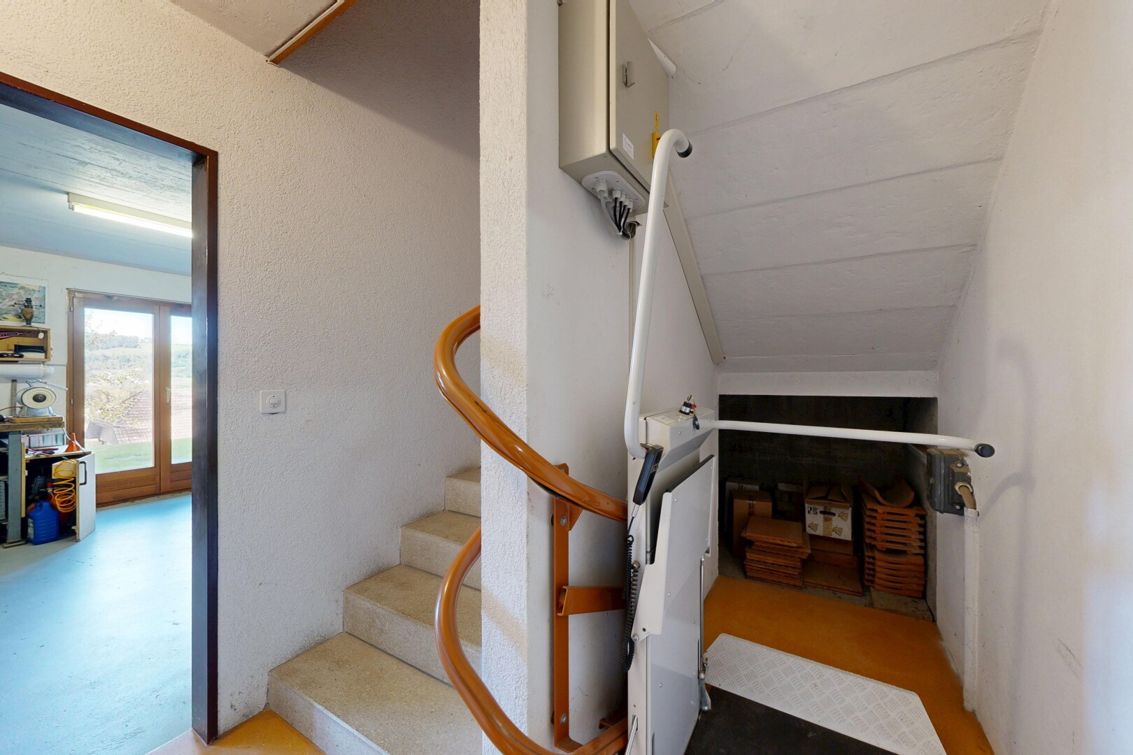 escaliers avec inside property, lumière naturelle, natural light, et escaliers