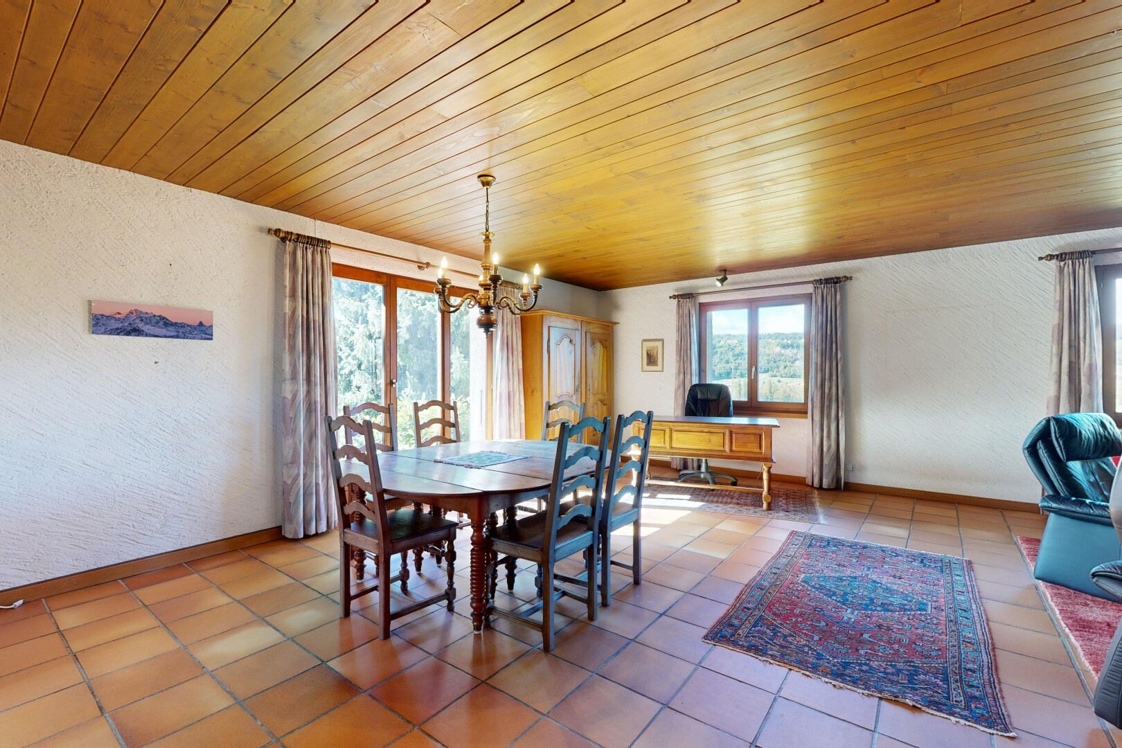 salle à manger avec plafond en bois, wood ceiling, lumière naturelle, natural light, et mur texturé