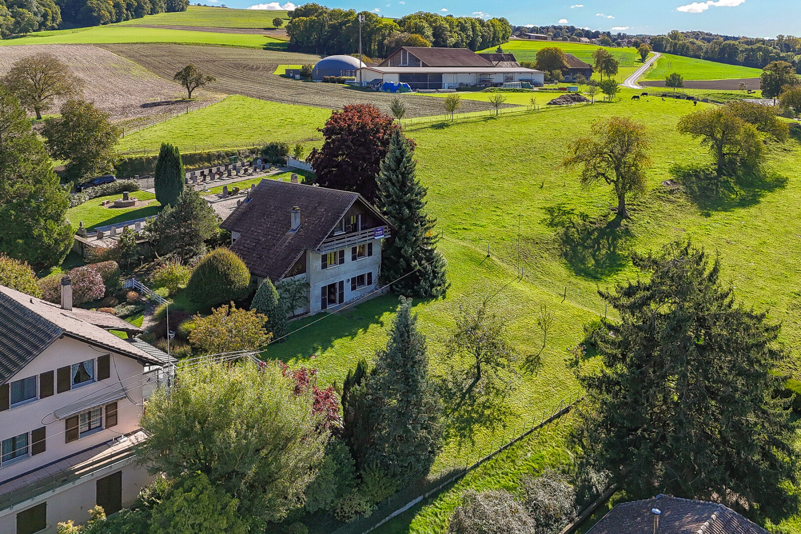 façade avec property visible, vue rurale, rural view, day time, et pelouse