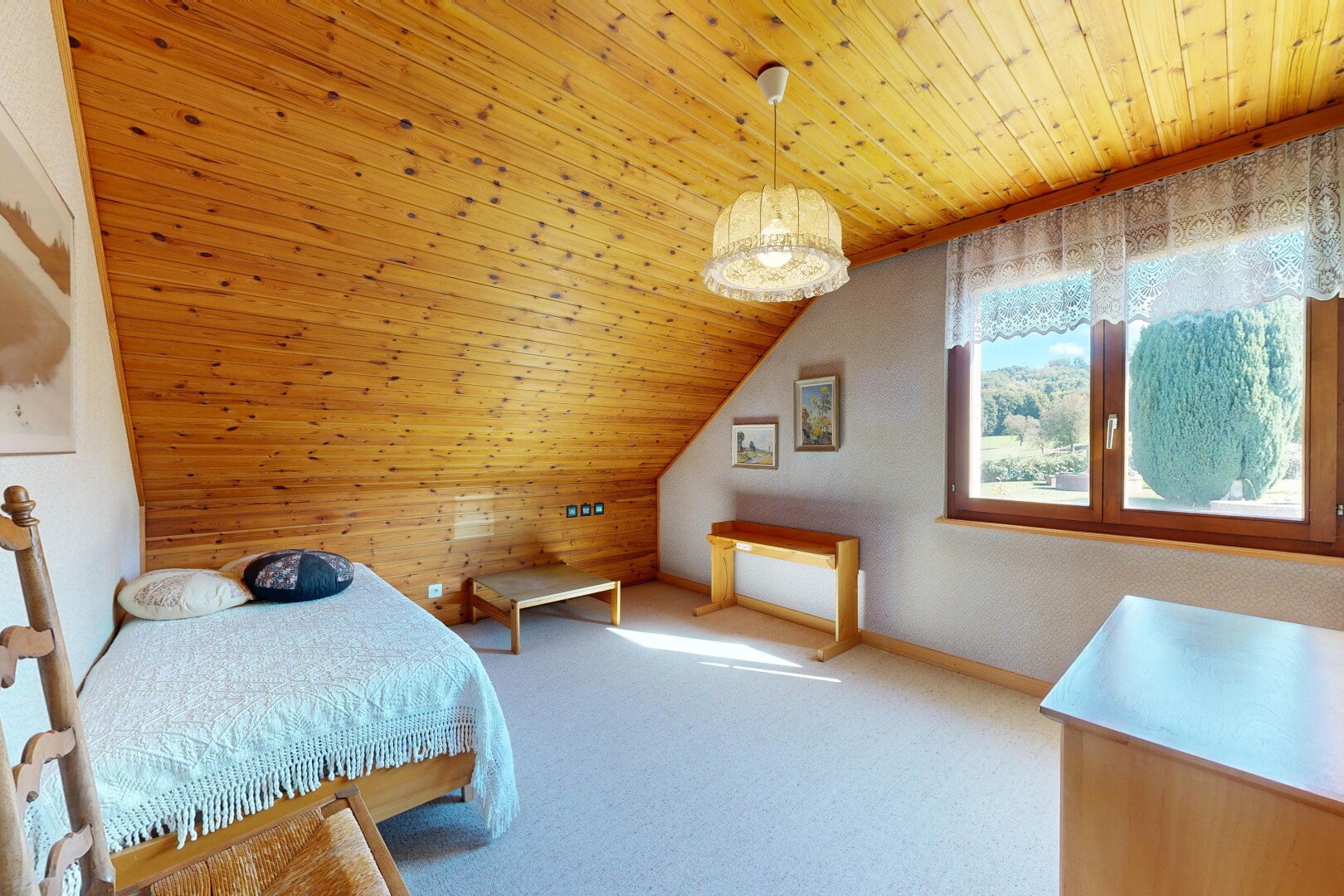chambre avec plafond en bois, wood ceiling, plafond voûté, vaulted ceiling, et mur en bois