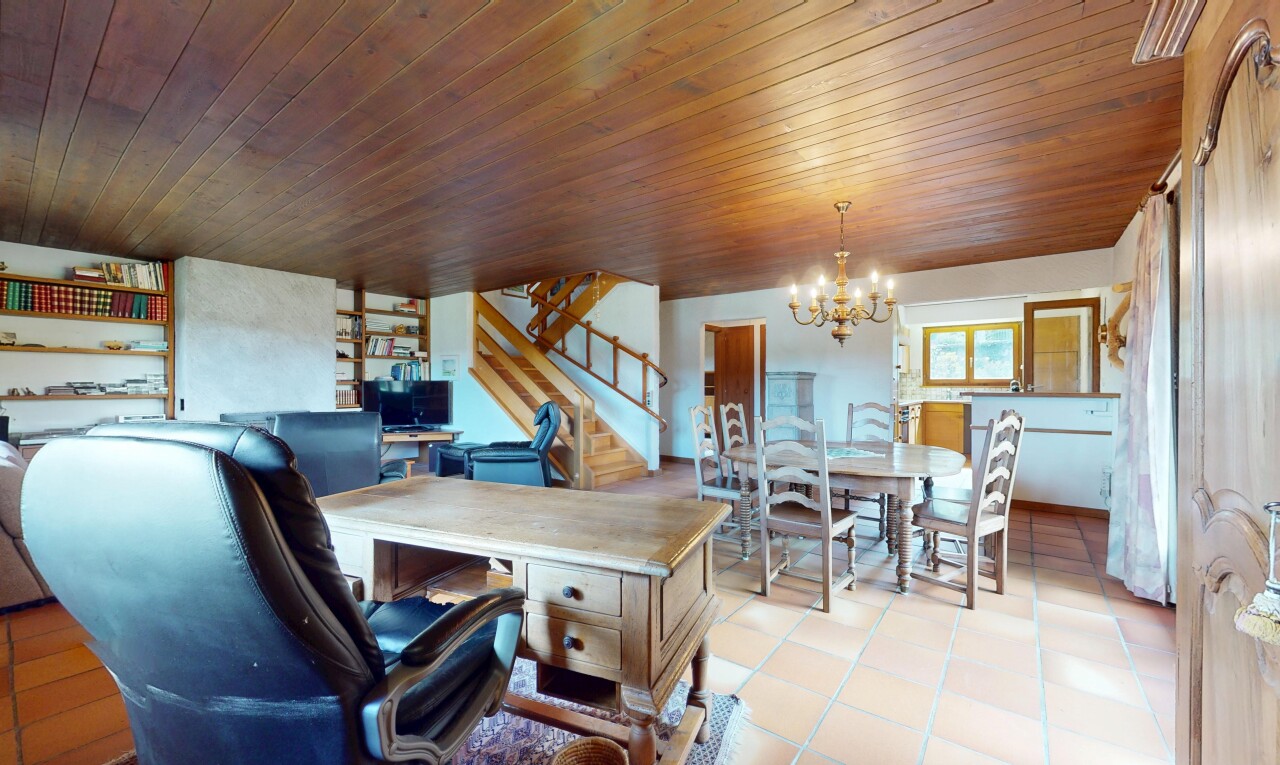 salle à manger avec escaliers, espace bureau, inside property, sol en carrelage, et tile floor