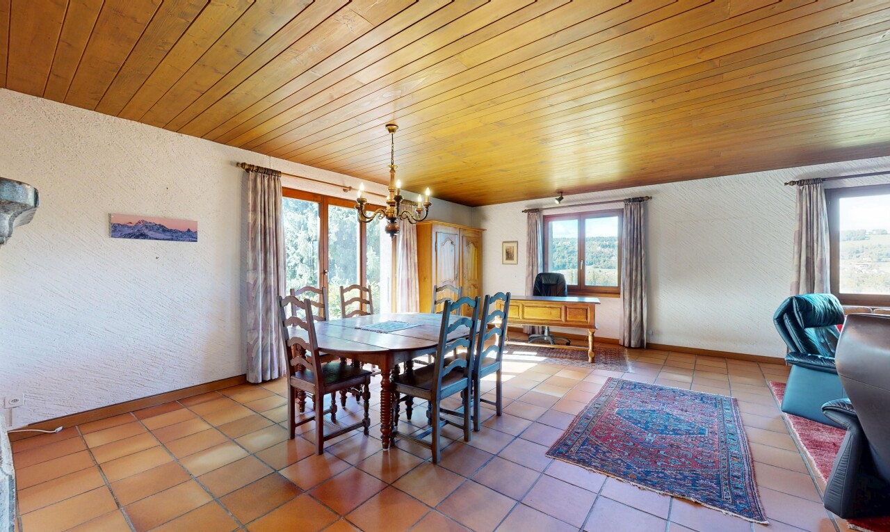 salle à manger avec plafond en bois, wood ceiling, lumière naturelle, natural light, et mur texturé