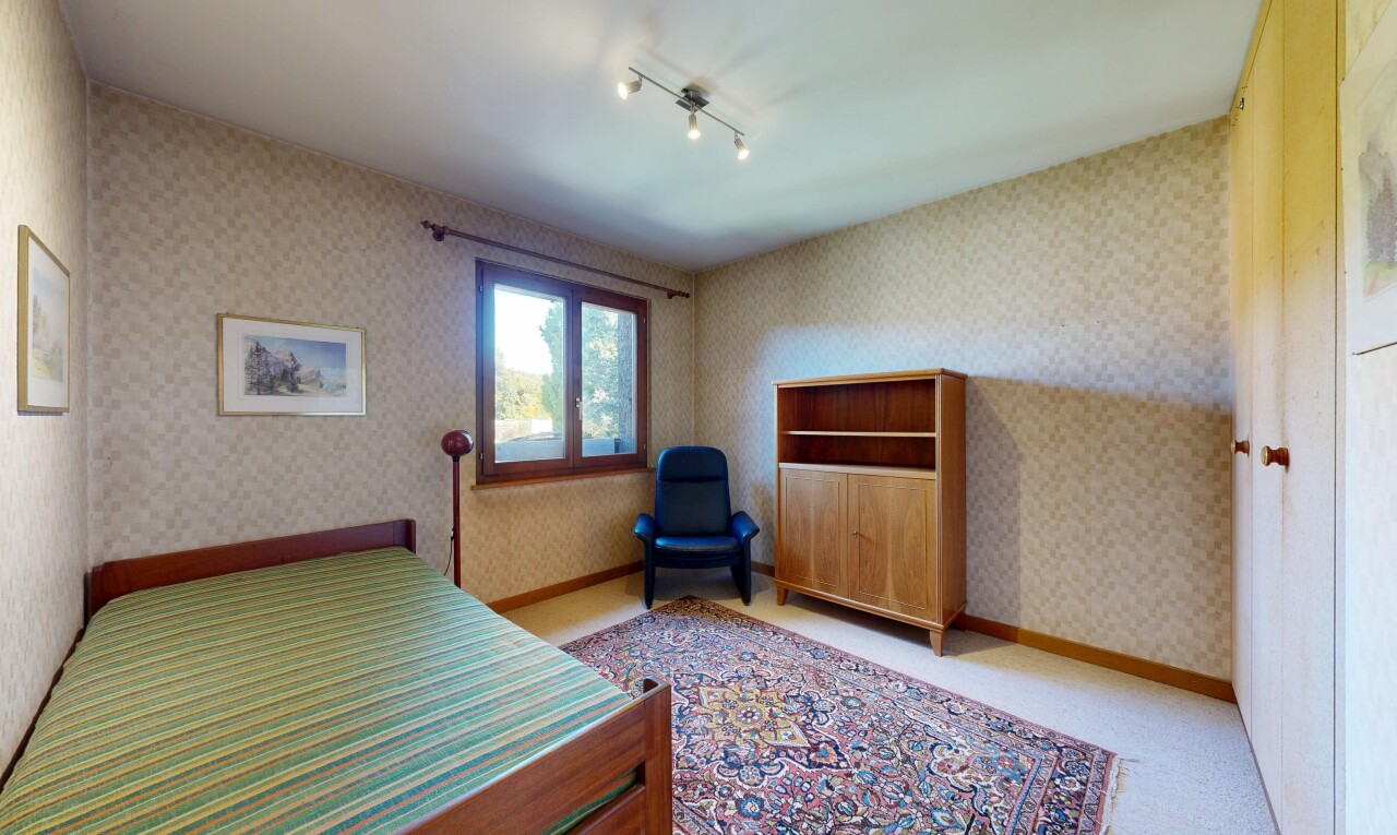 chambre avec lumière naturelle, natural light, inside property, mur en papier peint, et wallpaper wall