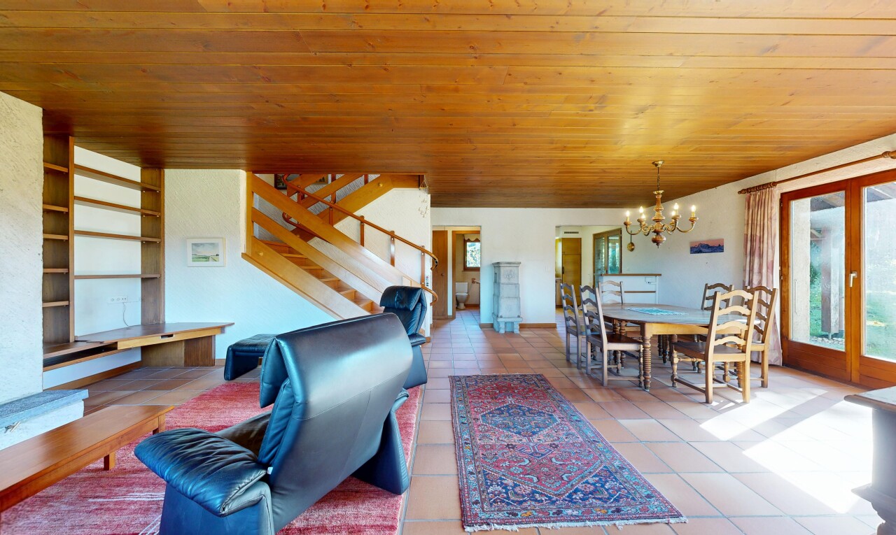 salon / salle à manger avec escaliers, plafond en bois, wood ceiling, inside property, et cloison sèche