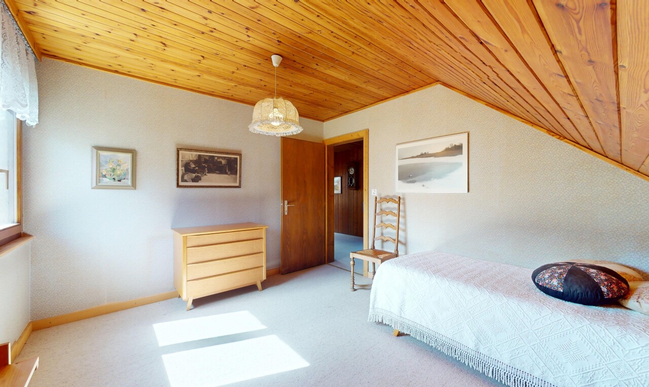 chambre avec inside property, moquette, carpet, plafond en bois, et wood ceiling
